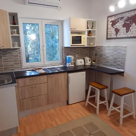 Adrienn Apartment *