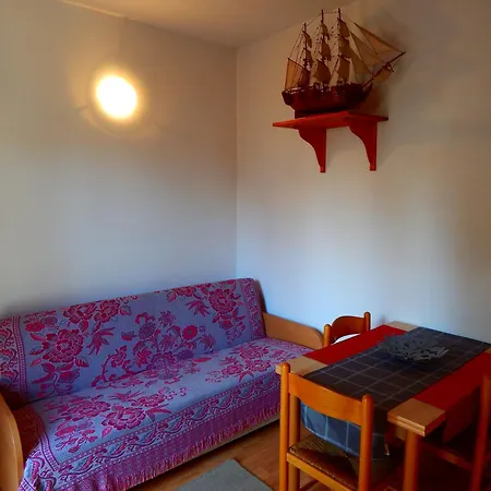 Adrienn * Stari Grad (Hvar)