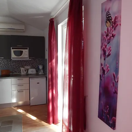 Adrienn Apartment *