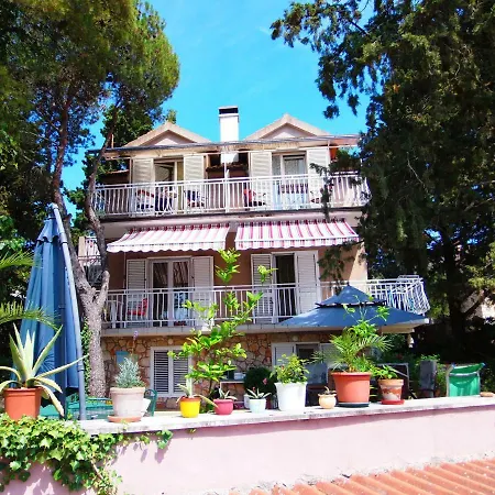 Adrienn Appartement *